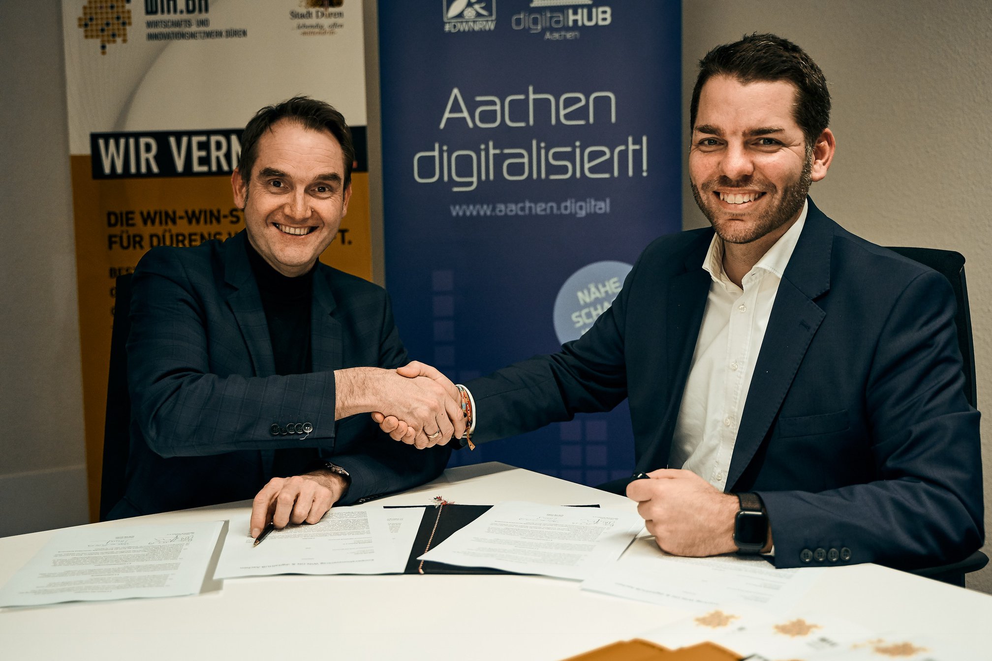 Dr. Oliver Grün, Vorstandsvorsitzender digitalHUB Aachen und Thomas Hissel, 1. Beigeordenter der Stadt Düren und Hauptgeschäftsführer der Wirtschaftsförderungsgesellschaft WIN.DN