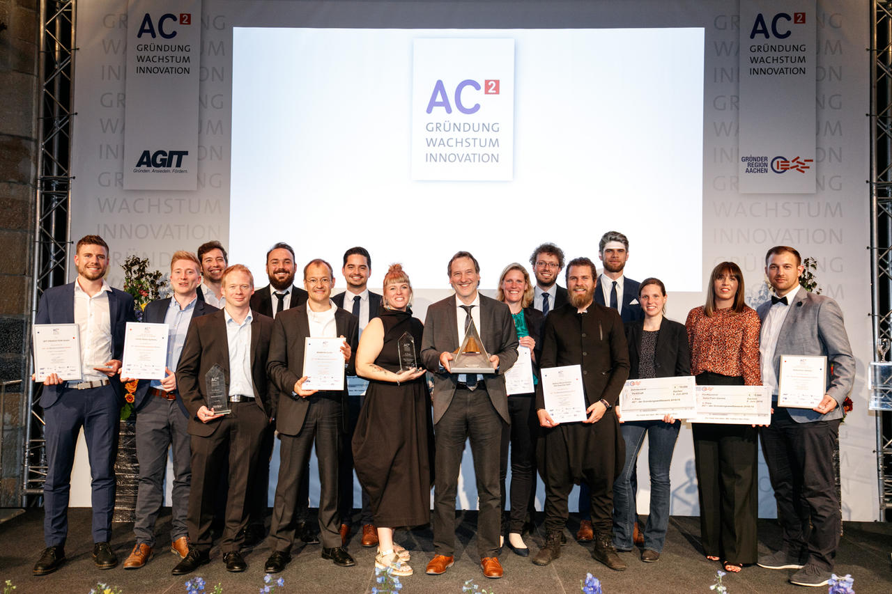 Alle Gewinner von “AC² – der Gründungswettbewerb” und “AC² – die Wachstumsinitiative” mit dem Innovationspreisträger 2019: Erik Backes (v.l.), Lars Kesseler, Ignacio Vinuela Rodriguez, Dirk Volmering, Johannes Schrezenmeier, Dr. Klaus Vossenkaul, Andrés Lüdeke, Nadine Röver-Eilmes, Dr. Bernd Schönebeck, Dr. Valentine Gesché, Alexander Löwen, Kim Kaschke, Daniel Nowak, Dr. Kathrin Kurtenbach, Saskia Karatas und Bilgehan Karatas.