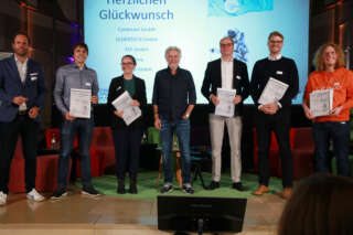 Preisträger:innen der Auszeichnung digitalPIONEERS 2022 mit Autor Frank Schätzing